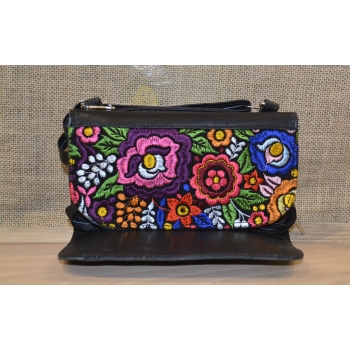 Portfel torebka skórzana czarna z kwiatowym kolorowym haftem .